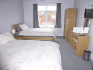 Postel nebo postele na pokoji v ubytování Orrell Park Hotel