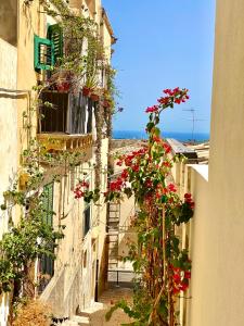 an alley with flowers on the side of a building at Melodia3 Suites Noto in Noto