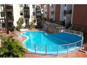 duży niebieski basen w budynku w obiekcie La Perla w mieście Playa de Santiago