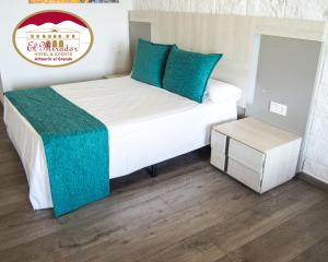 Een bed of bedden in een kamer bij Hotel El Mirador
