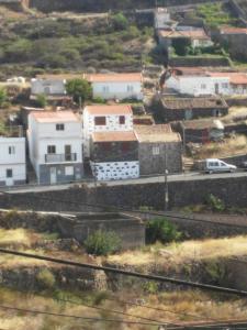 vistas a una ciudad con edificios y una calle en Casa Osciris, en El Cercado