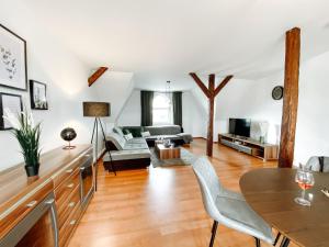 a living room with a table and a couch at Apartment an der Altstadt #9 in Hameln