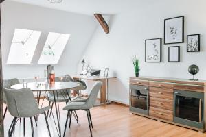 a dining room with a table and chairs at Apartment an der Altstadt #9 in Hameln