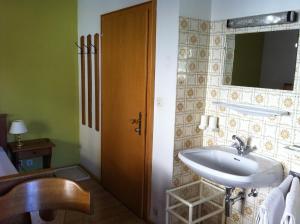 un bagno con lavandino e specchio di Josefinenhof a Neustift im Stubaital Altre 37 foto