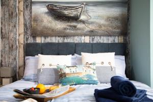 - une chambre avec un lit orné d'une peinture représentant un bateau dans l'établissement Cosy 3 Bedroom House - Private & Central - Ultra WiFi, à Canterbury