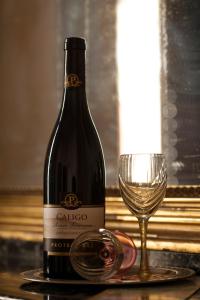 une bouteille de vin et un verre sur une table dans l'établissement Hotel Villa Il Castagno, à Florence 43 autres photos