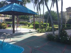 璜多里奧的住宿－La Gaviota A3，游泳池旁带蓝色屋顶的凉亭