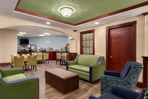 Posezení v ubytování Super 8 by Wyndham West Greenwich/Providence