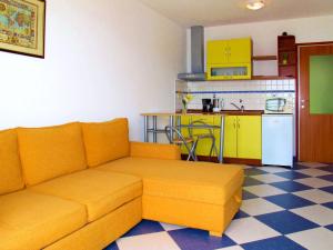 ラバックにあるApartment Chantal-1 by Interhomeのソファとキッチンのあるリビングルーム