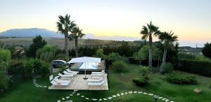 バレストラーテにあるIsola del sole, Appartamenti con piscinaのテントと椅子付きの庭園の空中ビュー