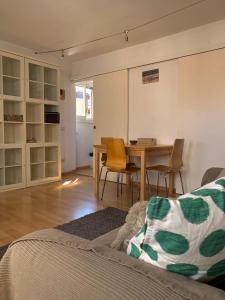 una sala de estar con una mesa y un sofá en REGINA - ROMANTIC STUDIO near RIALTO, en Venecia