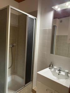 a bathroom with a shower and a sink and a shower at Hotelzimmer im alten Reihenhaus auf der Stadtmauer in Bacharach