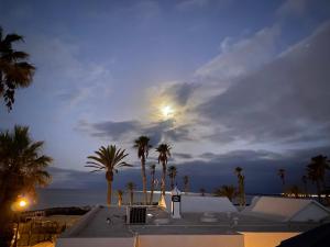 vistas a un edificio con palmeras y luna en Apartamento Paz, en Playa Blanca