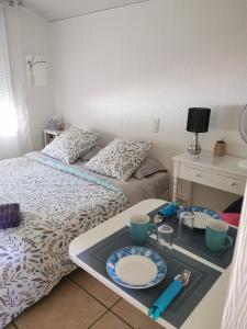 una habitación con una cama y una bandeja con un plato. en Chambre Indépendante "Terre Rouge", en Martignas-sur-Jalle