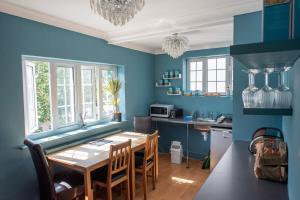 Кухня или мини-кухня в Clovelly Guest House
