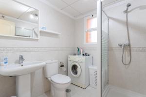 ein Badezimmer mit Toilette, Waschbecken und Waschmaschine in der Unterkunft Apartamento Ibn Sadi8 in Nerja + 11 Fotos