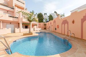 ein Swimmingpool mitten in einem Gebäude in der Unterkunft Apartamento Ibn Sadi8 in Nerja