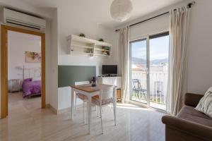 Televízia a/alebo spoločenská miestnosť v ubytovaní Apartamento Corazón de Nerja