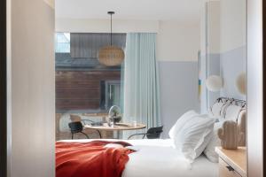 um quarto com uma cama e uma mesa com cadeiras em Bermonds Locke em Londres