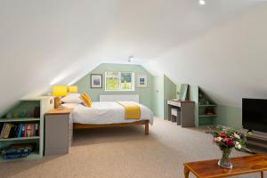 um quarto com uma cama e uma televisão num quarto em Chambers Place em Reading