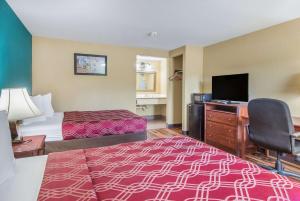 Телевизор и/или развлекательный центр в Econo Lodge Hotel Bradford +9 фотографий