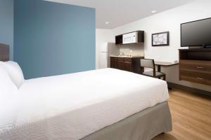 En eller flere senge i et værelse på WoodSpring Suites Albuquerque