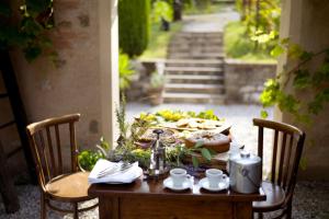 A garden outside b&b cascina la cinciallegra
