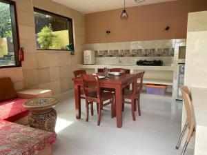 eine Küche und ein Esszimmer mit einem Tisch und Stühlen in der Unterkunft Villa Anjing 2 in Nusa Dua