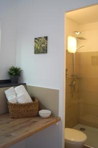 Koupelna v ubytování Kraft Hotel AirConditioning Klimaanlage + 37 fotografií