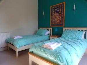 Кровать или кровати в номере Dunmor House - Charming Victorian Period Property