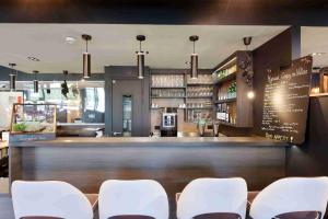 Lounge nebo bar v ubytování Kyriad Crepy En Valois