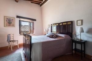 a bedroom with a large bed in a room at Casa Dovi in Rosennano