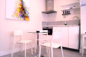 Kuchyň nebo kuchyňský kout v ubytování Chueca - Room Apartments
