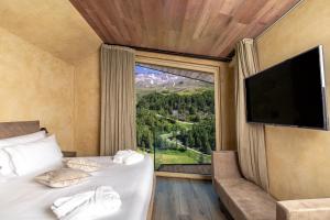 TV a/nebo společenská místnost v ubytování Bergman Mountain Hotel