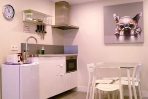 Kuchyň nebo kuchyňský kout v ubytování Chueca - Room Apartments + 26 fotografií