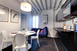cocina y comedor con mesa y sillas en Biennale superior suite, en Venecia