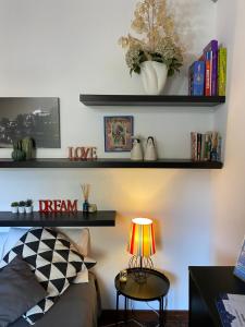 um quarto com uma cama e uma mesa com um candeeiro em KIKA’S HOUSE em Turim