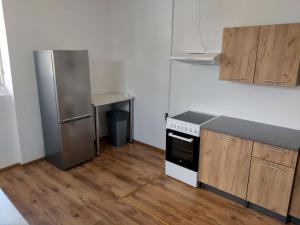 una cucina con piano cottura e frigorifero di Kresto a Mäo
