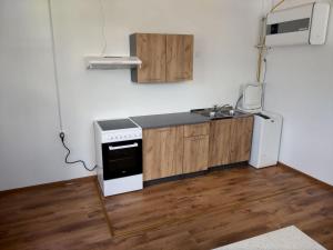 una cocina con fregadero y estufa en Kresto, en Mäo 4 fotos más