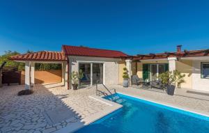 Bazén v ubytování Holiday House Jurici nebo v jeho okolí