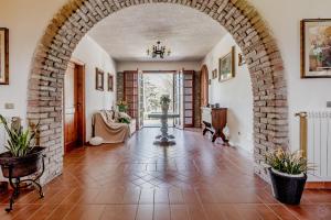 an arched hallway with an archway in a house at Scappo in Umbria, Casale Rosceto in Todi