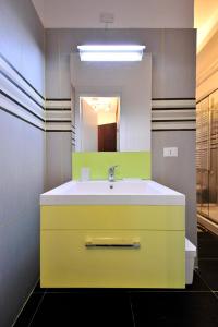 bagno con lavandino giallo e specchio di Venetian Dream in Biennale area a Venezia