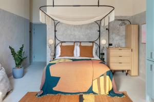 un dormitorio con una cama con dosel en Bermonds Locke, Tower Bridge, en Londres