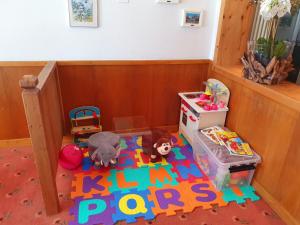 een kinderspeelplaats met speelgoed in een kamer bij Hotel Bernerhof Grindelwald in Grindelwald