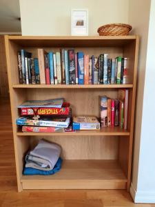 una libreria piena di libri e un cesto di Flåm Hostel a Flåm