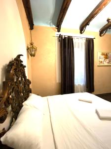 een slaapkamer met een wit bed en een houten hoofdeinde bij Центр Львова вулиця Лесі Українки 19 апартаменти на самій Площі Ринок in Lviv
