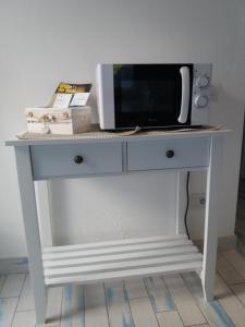 A television and/or entertainment centre at Appartamento ADRIANA
