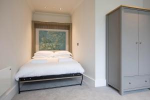 een slaapkamer met een bed en een schilderij aan de muur bij ChocoLets - The Foss Suite in York