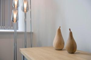 twee houten vazen bovenop een tafel bij ChocoLets - The Foss Suite in York