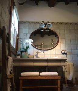 y baño con lavabo y espejo. en Más Figueres, en Caldes de Malavella
